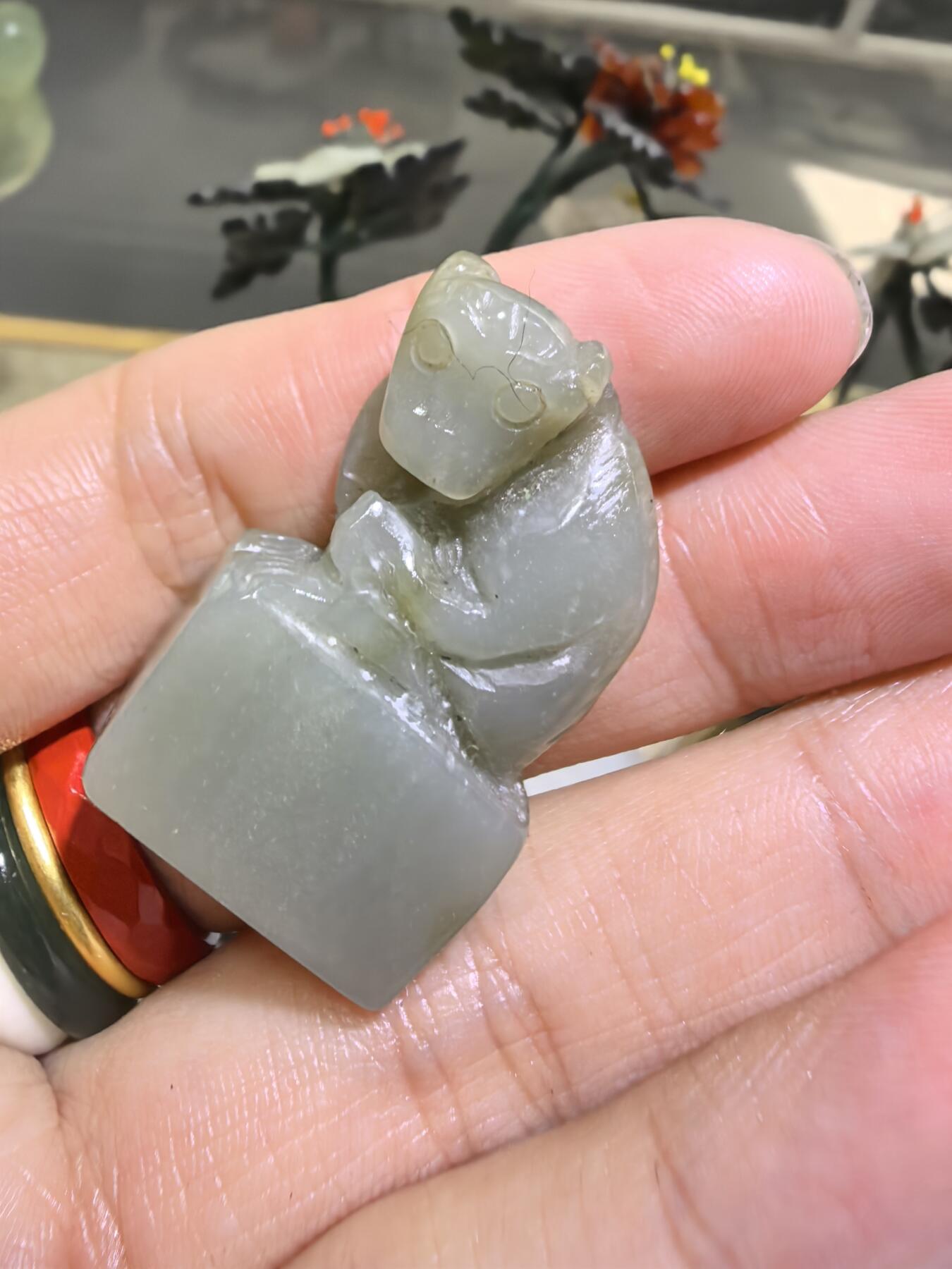 旧藏和田玉手工雕刻灵猴印章，尺寸:3.3*2.0*1.0cm克重:12.7cm