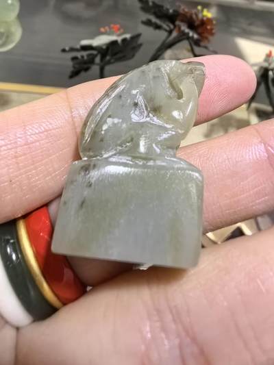 旧藏和田玉手工雕刻灵猴印章，尺寸:3.3*2.0*1.0cm克重:12.7cm