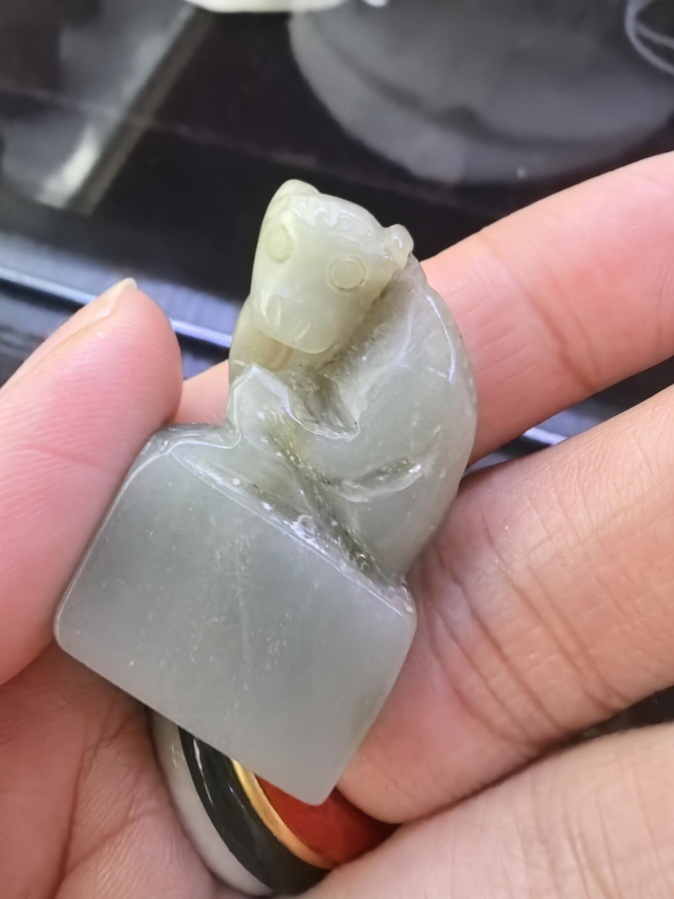 旧藏和田玉手工雕刻灵猴印章，尺寸:3.3*2.0*1.0cm克重:12.7cm