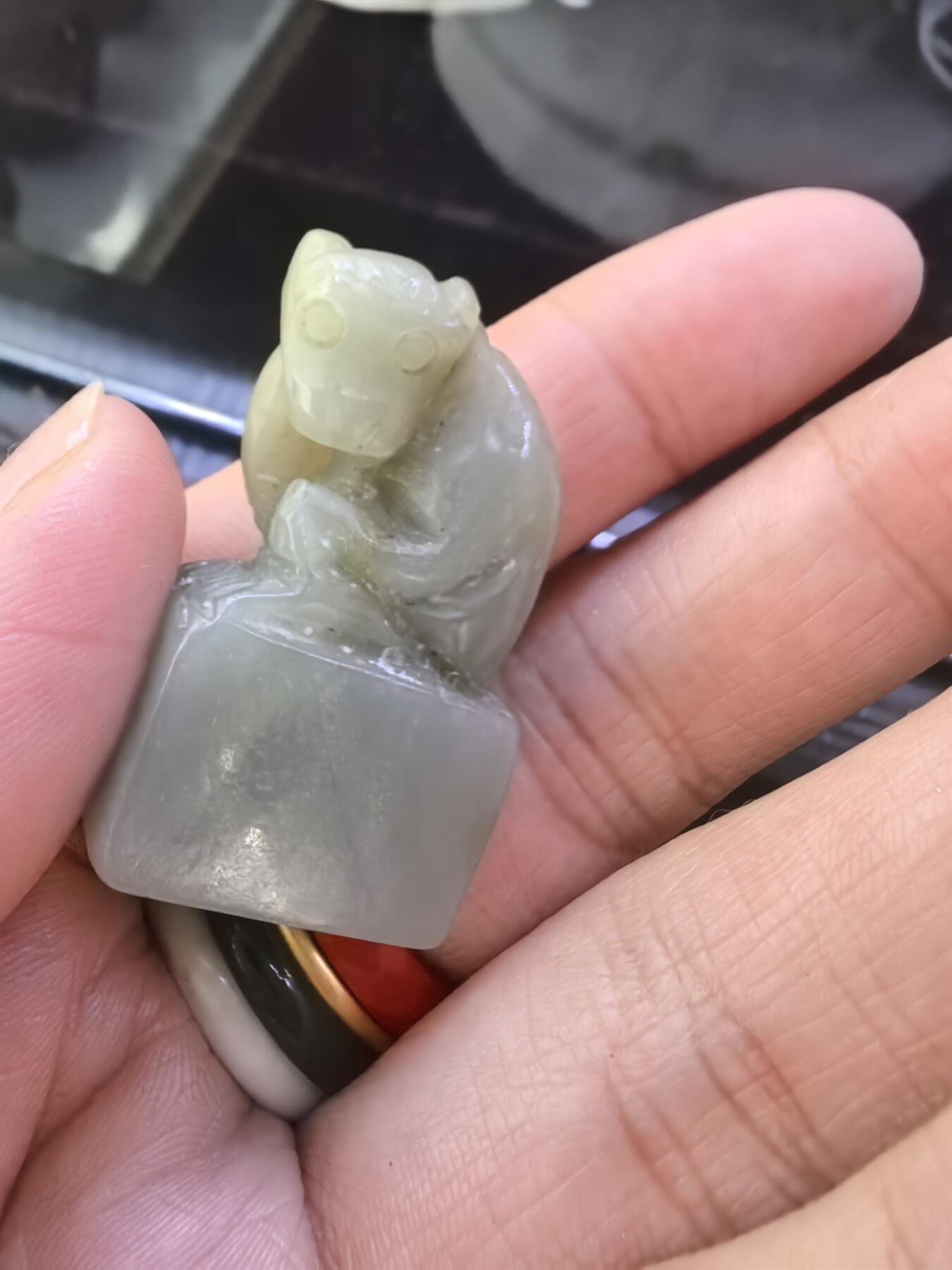 旧藏和田玉手工雕刻灵猴印章，尺寸:3.3*2.0*1.0cm克重:12.7cm