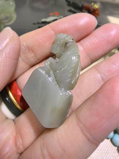 旧藏和田玉手工雕刻灵猴印章，尺寸:3.3*2.0*1.0cm克重:12.7cm