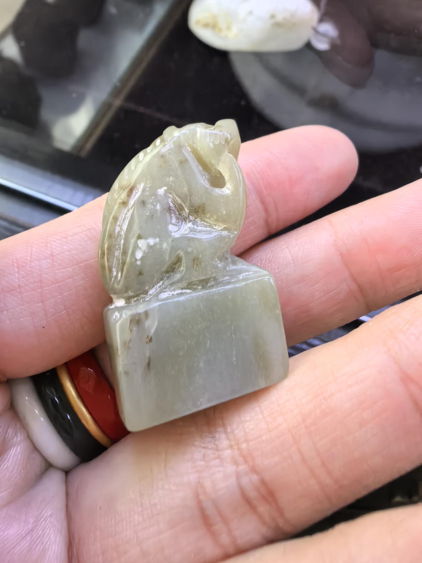 旧藏和田玉手工雕刻灵猴印章，尺寸:3.3*2.0*1.0cm克重:12.7cm