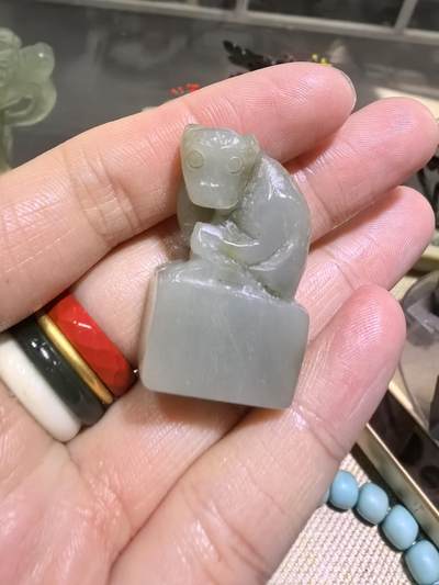 旧藏和田玉手工雕刻灵猴印章，尺寸:3.3*2.0*1.0cm克重:12.7cm
