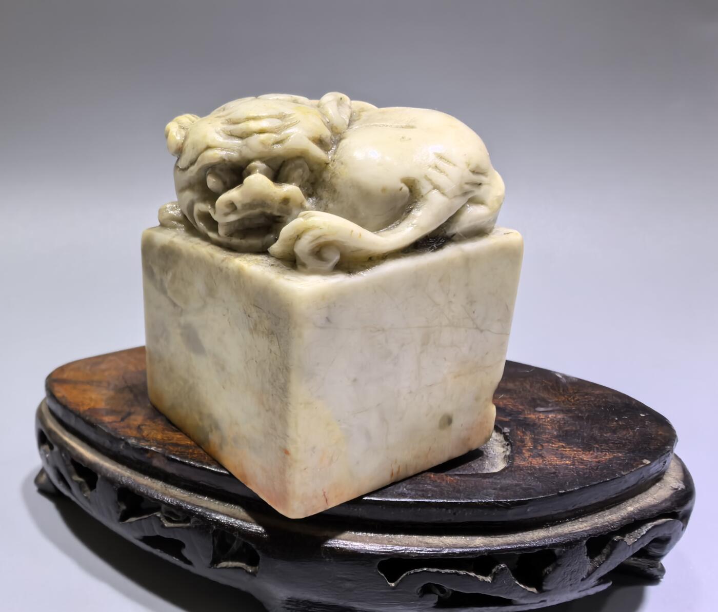 旧藏寿山田白石印章，一处飞皮，品相如图所示，尺寸:5.3*4.0*3.9cm克重:186.9g