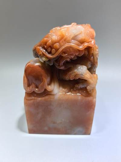 寿山石大印章，手工雕刻单龙戏珠。寓意吉祥，龙鳞栩栩如生，霸气威武，玉质油润细腻，可见天然晶冻等。全品。高约12cm宽7.2cm克重:1476g