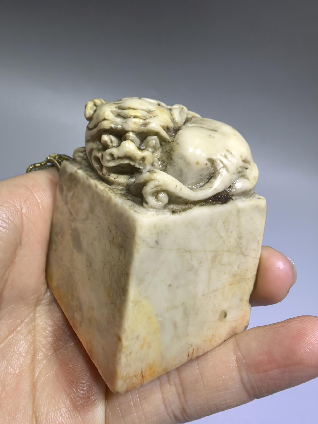 旧藏寿山田白石印章，一处飞皮，品相如图所示，尺寸:5.3*4.0*3.9cm克重:186.9g