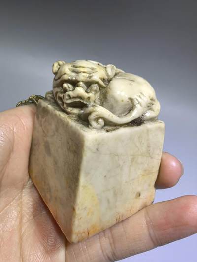 旧藏寿山田白石印章，一处飞皮，品相如图所示，尺寸:5.3*4.0*3.9cm克重:186.9g
