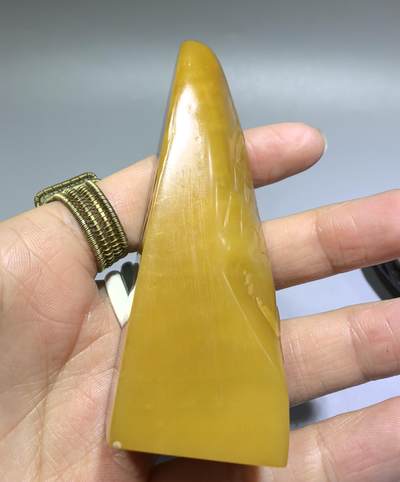 田黄石线雕印章
一两田黄十两金，市面上有“石帝”印石之王的美称。打灯肌理表皮组织可见密如之网的细萝卜纹，条理清晰。表皮可见一处天然裂格。博弈工，收藏级。尺寸:7.2cm*2.7cm克重:100.4g