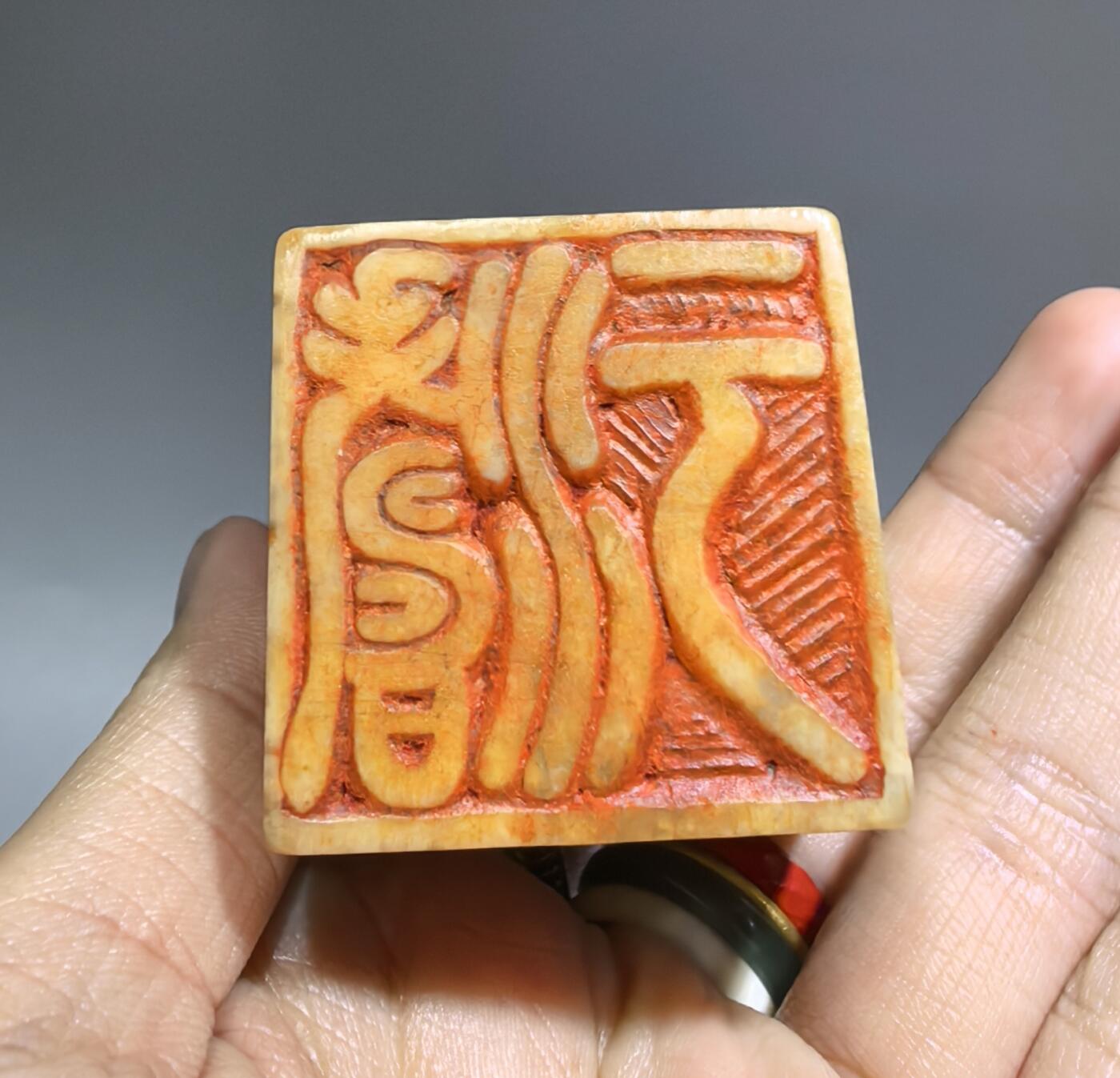 旧藏寿山田白石印章，一处飞皮，品相如图所示，尺寸:5.3*4.0*3.9cm克重:186.9g