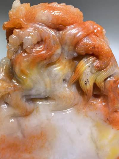 寿山石大印章，手工雕刻单龙戏珠。寓意吉祥，龙鳞栩栩如生，霸气威武，玉质油润细腻，可见天然晶冻等。全品。高约12cm宽7.2cm克重:1476g