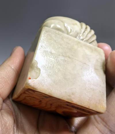 旧藏寿山田白石印章，一处飞皮，品相如图所示，尺寸:5.3*4.0*3.9cm克重:186.9g