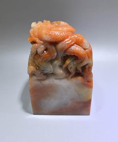 寿山石大印章，手工雕刻单龙戏珠。寓意吉祥，龙鳞栩栩如生，霸气威武，玉质油润细腻，可见天然晶冻等。全品。高约12cm宽7.2cm克重:1476g