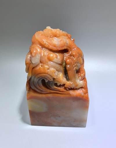 寿山石大印章，手工雕刻单龙戏珠。寓意吉祥，龙鳞栩栩如生，霸气威武，玉质油润细腻，可见天然晶冻等。全品。高约12cm宽7.2cm克重:1476g