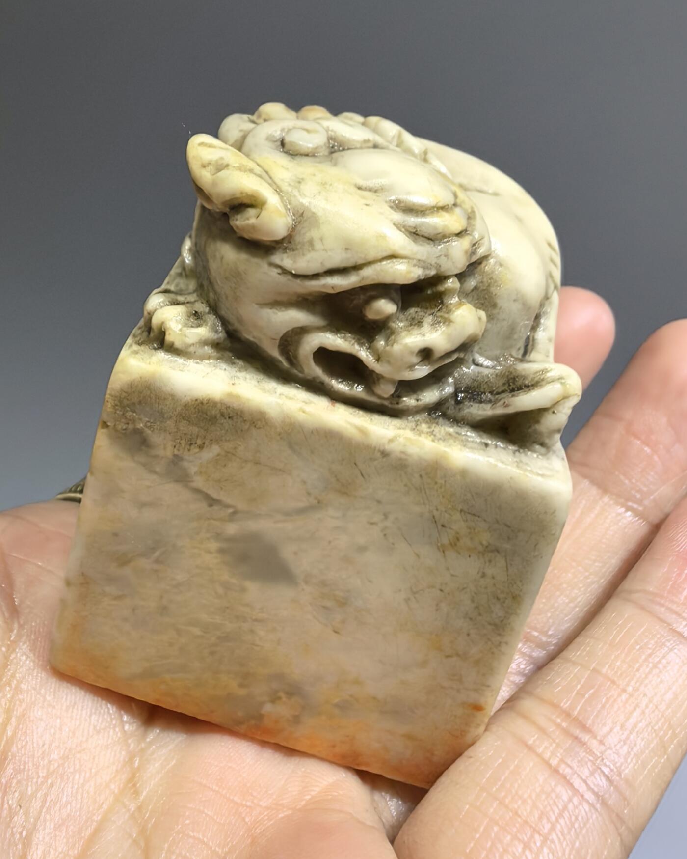 旧藏寿山田白石印章，一处飞皮，品相如图所示，尺寸:5.3*4.0*3.9cm克重:186.9g
