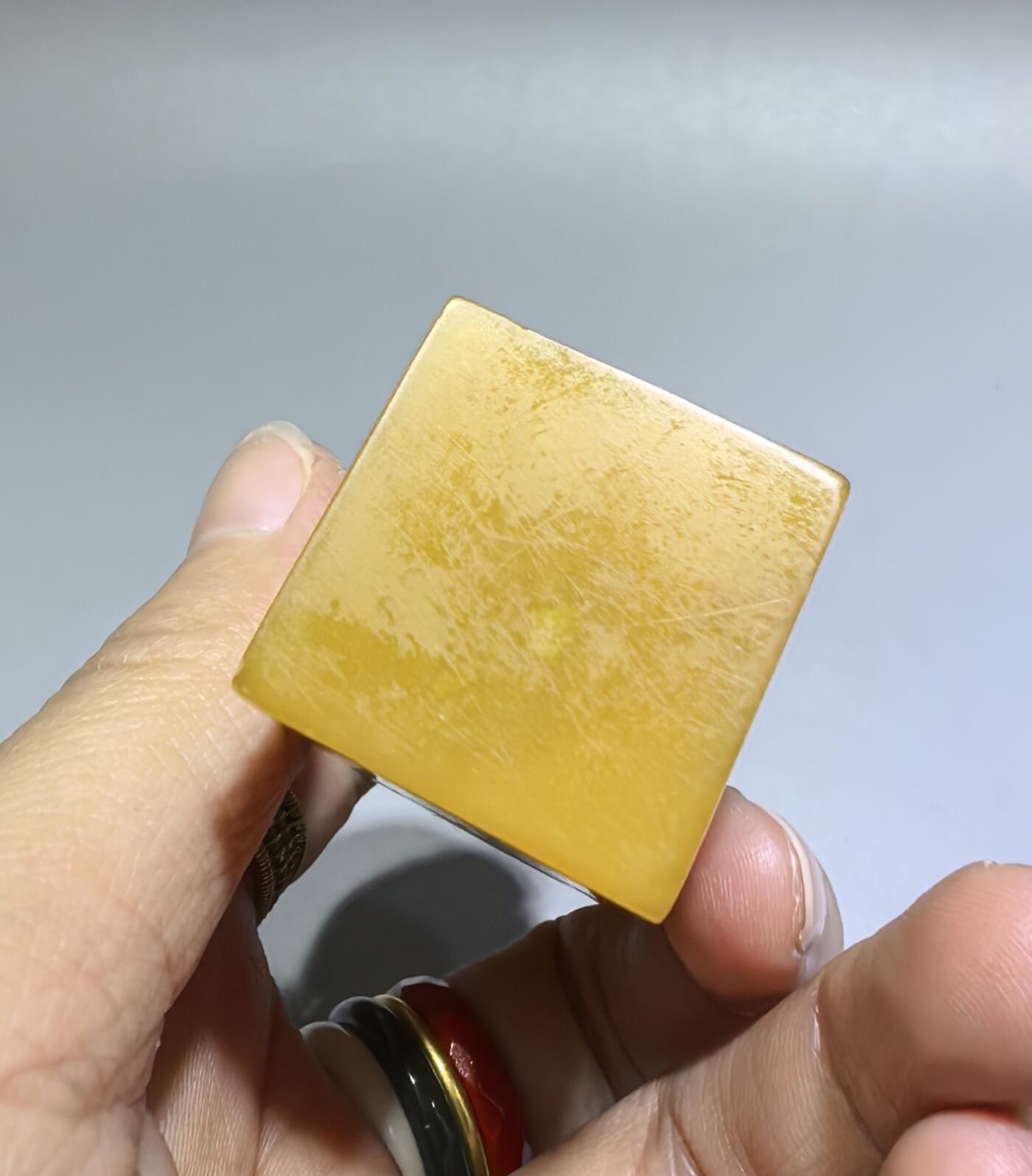 田黄石线雕印章
一两田黄十两金，市面上有“石帝”印石之王的美称。打灯肌理表皮组织可见密如之网的细萝卜纹，条理清晰。表皮可见一处天然裂格。博弈工，收藏级。尺寸:7.2cm*2.7cm克重:100.4g
