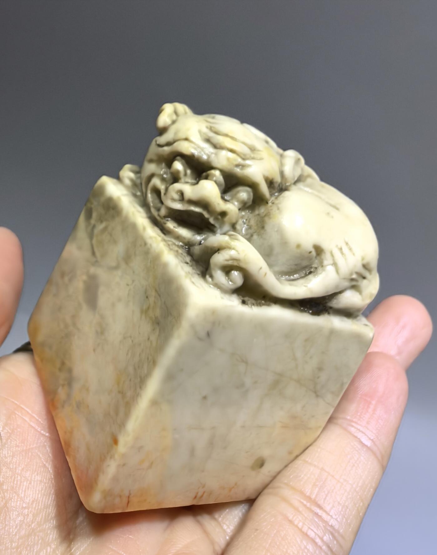 旧藏寿山田白石印章，一处飞皮，品相如图所示，尺寸:5.3*4.0*3.9cm克重:186.9g