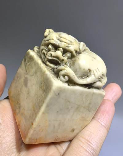 旧藏寿山田白石印章，一处飞皮，品相如图所示，尺寸:5.3*4.0*3.9cm克重:186.9g