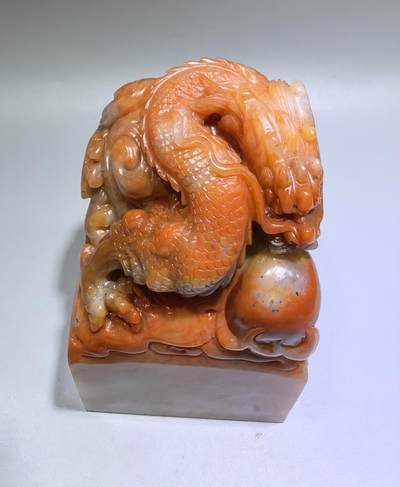 寿山石大印章，手工雕刻单龙戏珠。寓意吉祥，龙鳞栩栩如生，霸气威武，玉质油润细腻，可见天然晶冻等。全品。高约12cm宽7.2cm克重:1476g