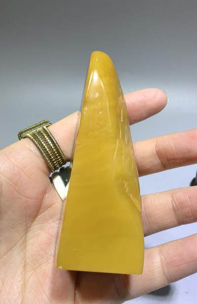 田黄石线雕印章
一两田黄十两金，市面上有“石帝”印石之王的美称。打灯肌理表皮组织可见密如之网的细萝卜纹，条理清晰。表皮可见一处天然裂格。博弈工，收藏级。尺寸:7.2cm*2.7cm克重:100.4g