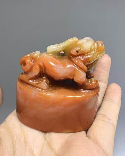 寿山石瑞兽印章，全品如图，尺寸:高5.5*5.2*2.7cm。