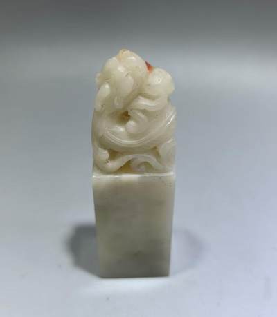 寿山石荔枝冻鸿运当头印章，精雕瑞兽，全品如图，尺寸:8*2.5*1.9cm