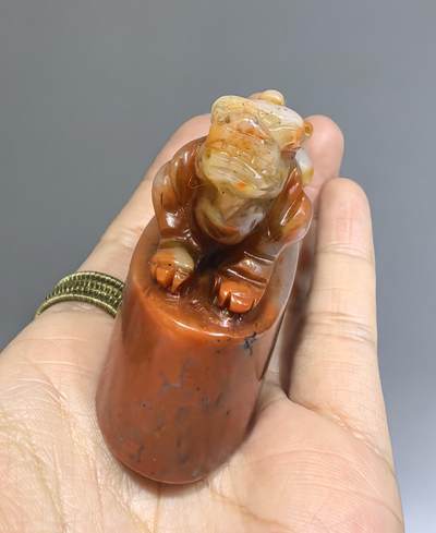 寿山石瑞兽印章，全品如图，尺寸:高5.5*5.2*2.7cm。