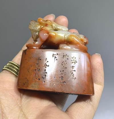 寿山石瑞兽印章，全品如图，尺寸:高5.5*5.2*2.7cm。