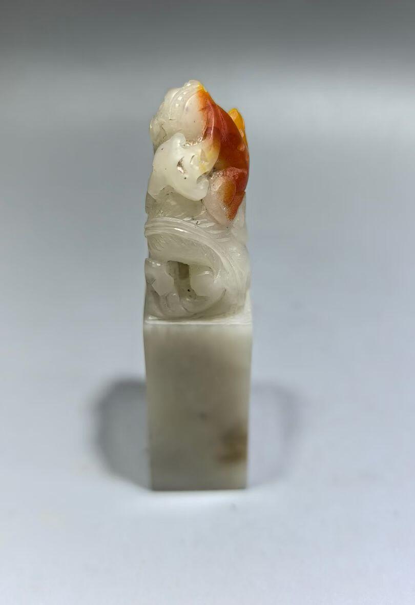 寿山石荔枝冻鸿运当头印章，精雕瑞兽，全品如图，尺寸:8*2.5*1.9cm