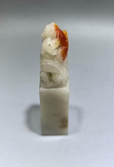 寿山石荔枝冻鸿运当头印章，精雕瑞兽，全品如图，尺寸:8*2.5*1.9cm