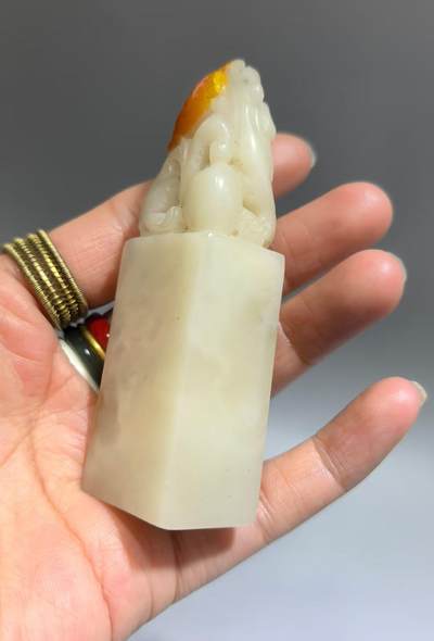 寿山石荔枝冻鸿运当头印章，精雕瑞兽，全品如图，尺寸:8*2.5*1.9cm