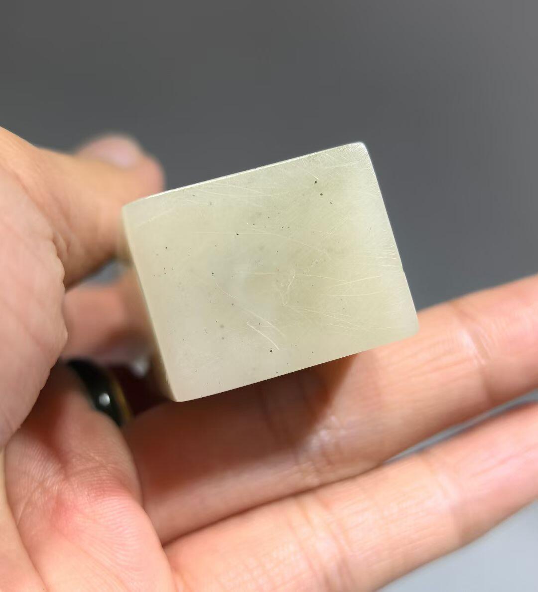 寿山石荔枝冻鸿运当头印章，精雕瑞兽，全品如图，尺寸:8*2.5*1.9cm