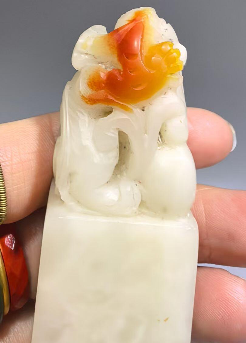 寿山石荔枝冻鸿运当头印章，精雕瑞兽，全品如图，尺寸:8*2.5*1.9cm