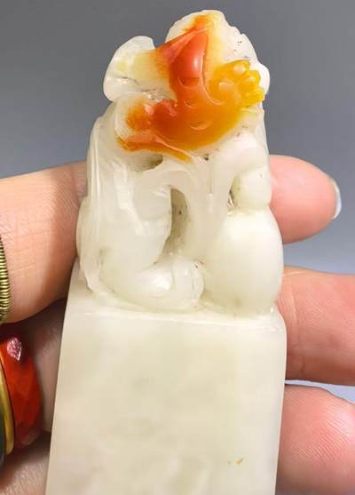 寿山石荔枝冻鸿运当头印章，精雕瑞兽，全品如图，尺寸:8*2.5*1.9cm