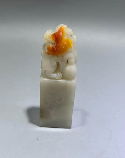 寿山石荔枝冻鸿运当头印章，精雕瑞兽，全品如图，尺寸:8*2.5*1.9cm