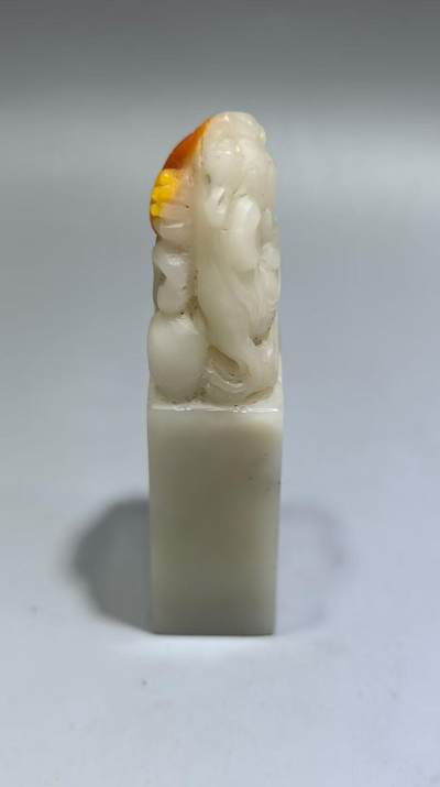 寿山石荔枝冻鸿运当头印章，精雕瑞兽，全品如图，尺寸:8*2.5*1.9cm