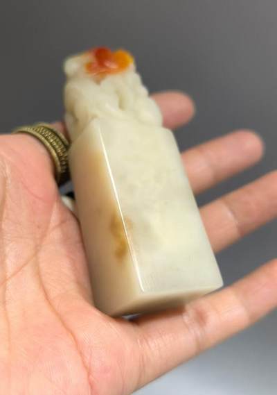 寿山石荔枝冻鸿运当头印章，精雕瑞兽，全品如图，尺寸:8*2.5*1.9cm