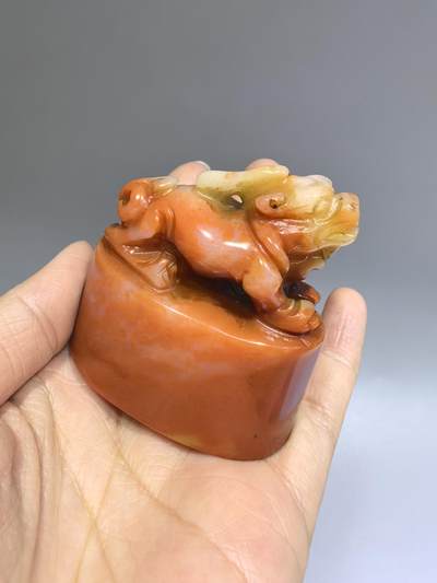 寿山石瑞兽印章，全品如图，尺寸:高5.5*5.2*2.7cm。