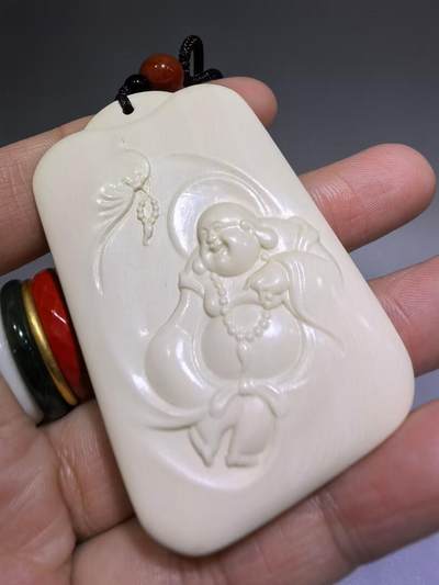 猛犸弥勒佛吊坠挂件男女款，结构致密。尺寸:5.9*3.7*0.8cm克重:19.7g