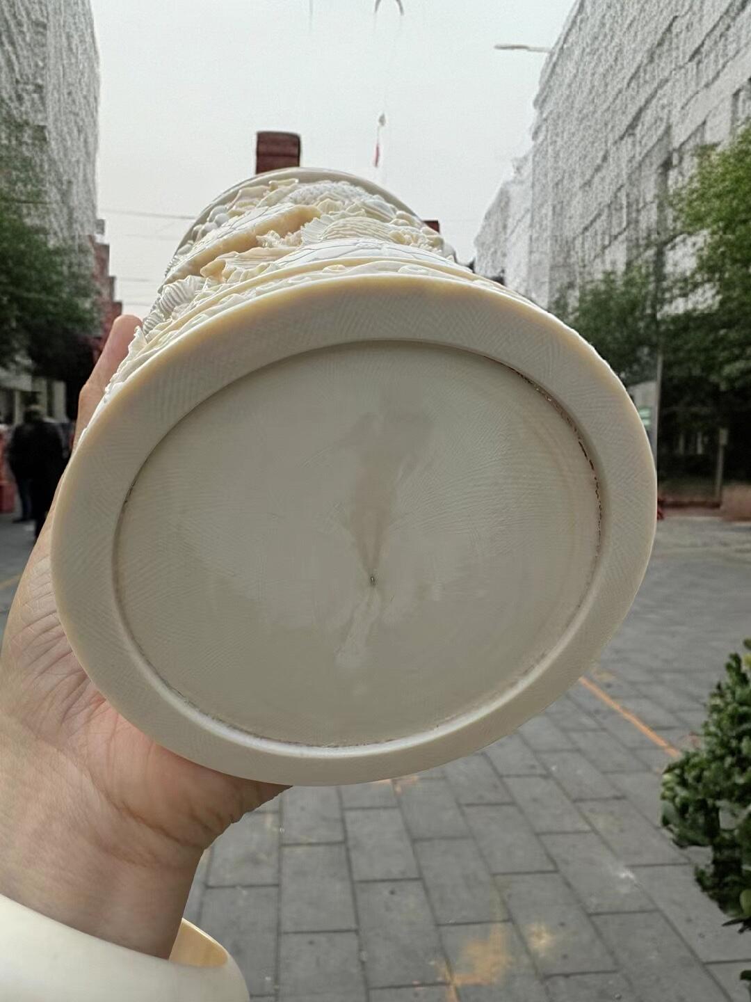 猛犸象牙大师手工雕刻《九鲤献福-连年有余》精品镂空笔筒，牙质油润，手工雕刻细节精致，活灵活现，流畅舒展。自古“九”就有长久之意，鱼谐“余”，寓意年年有余。送礼自藏皆为首选！尺寸：160×100mm 重量520克