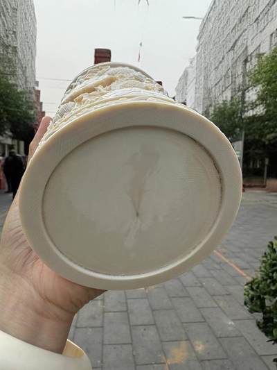 猛犸象牙大师手工雕刻《九鲤献福-连年有余》精品镂空笔筒，牙质油润，手工雕刻细节精致，活灵活现，流畅舒展。自古“九”就有长久之意，鱼谐“余”，寓意年年有余。送礼自藏皆为首选！尺寸：160×100mm 重量520克