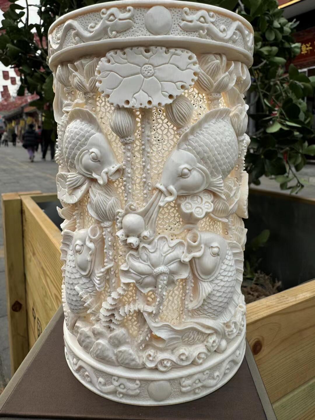 猛犸象牙大师手工雕刻《九鲤献福-连年有余》精品镂空笔筒，牙质油润，手工雕刻细节精致，活灵活现，流畅舒展。自古“九”就有长久之意，鱼谐“余”，寓意年年有余。送礼自藏皆为首选！尺寸：160×100mm 重量520克