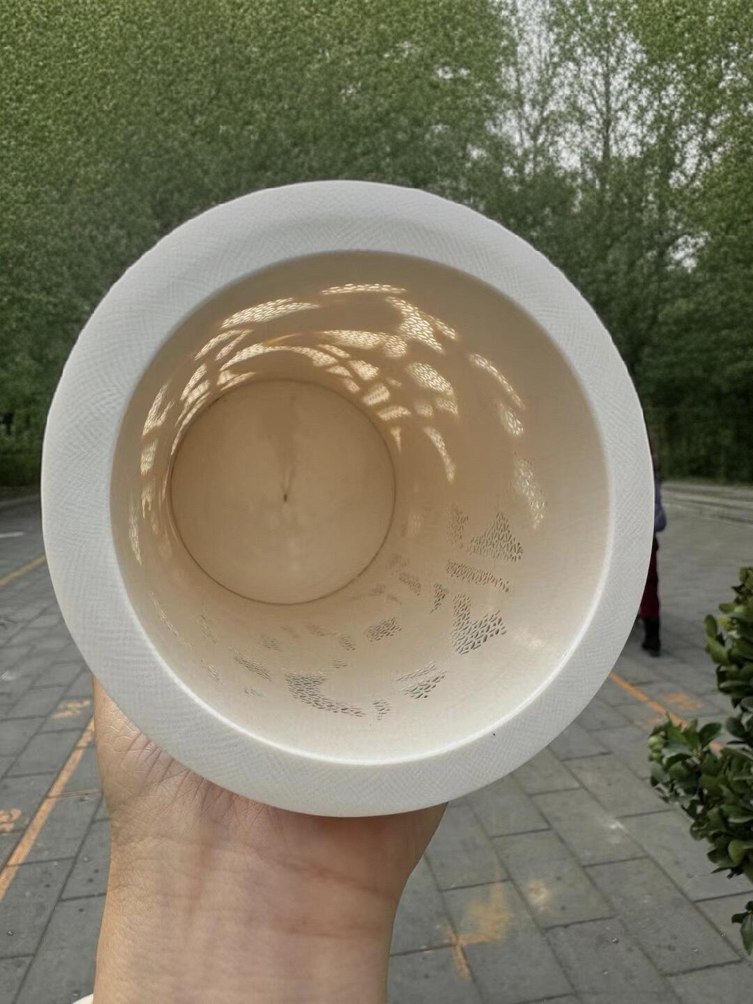 猛犸象牙大师手工雕刻《九鲤献福-连年有余》精品镂空笔筒，牙质油润，手工雕刻细节精致，活灵活现，流畅舒展。自古“九”就有长久之意，鱼谐“余”，寓意年年有余。送礼自藏皆为首选！尺寸：160×100mm 重量520克