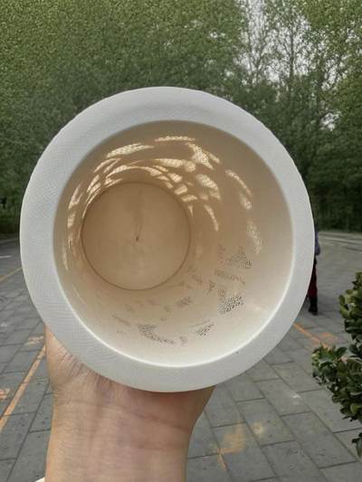 猛犸象牙大师手工雕刻《九鲤献福-连年有余》精品镂空笔筒，牙质油润，手工雕刻细节精致，活灵活现，流畅舒展。自古“九”就有长久之意，鱼谐“余”，寓意年年有余。送礼自藏皆为首选！尺寸：160×100mm 重量520克