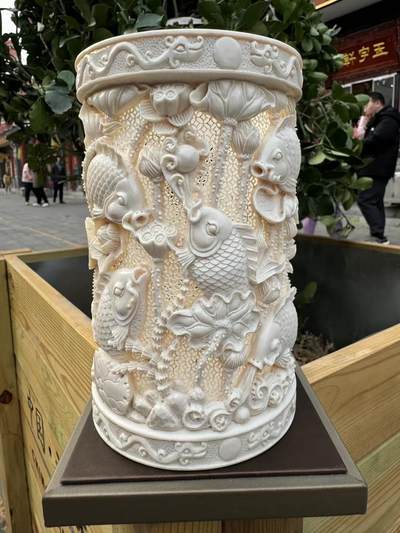 猛犸象牙大师手工雕刻《九鲤献福-连年有余》精品镂空笔筒，牙质油润，手工雕刻细节精致，活灵活现，流畅舒展。自古“九”就有长久之意，鱼谐“余”，寓意年年有余。送礼自藏皆为首选！尺寸：160×100mm 重量520克