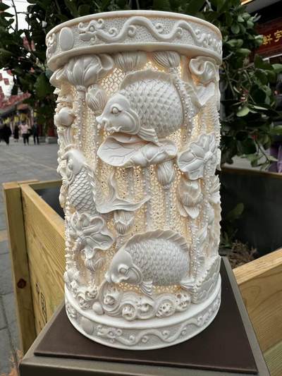 猛犸象牙大师手工雕刻《九鲤献福-连年有余》精品镂空笔筒，牙质油润，手工雕刻细节精致，活灵活现，流畅舒展。自古“九”就有长久之意，鱼谐“余”，寓意年年有余。送礼自藏皆为首选！尺寸：160×100mm 重量520克