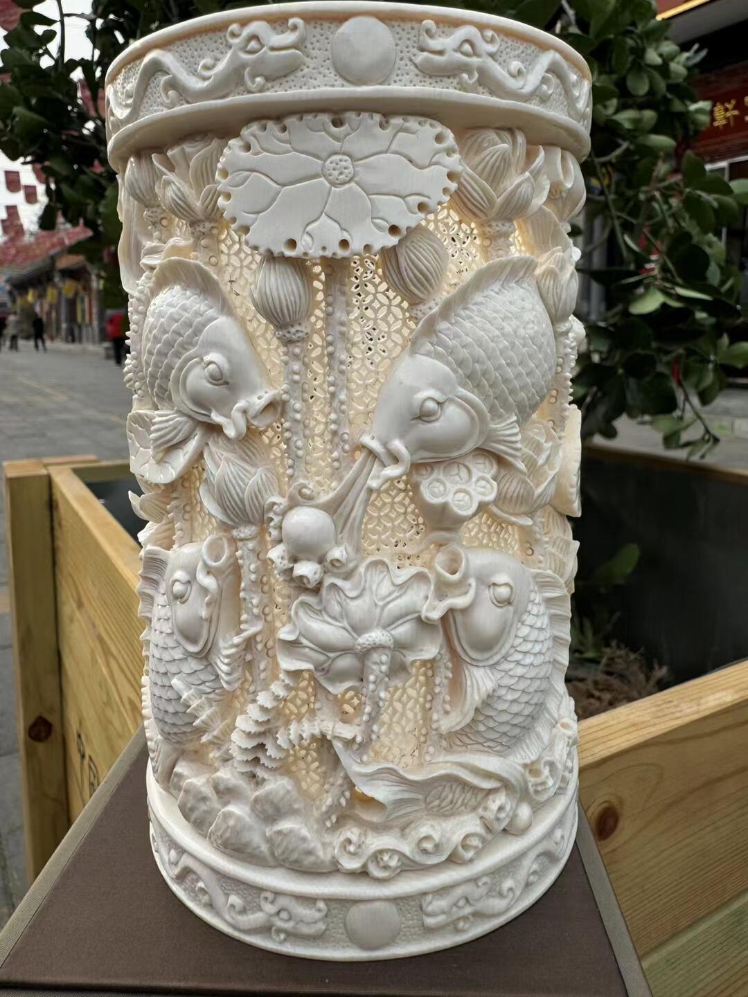 猛犸象牙大师手工雕刻《九鲤献福-连年有余》精品镂空笔筒，牙质油润，手工雕刻细节精致，活灵活现，流畅舒展。自古“九”就有长久之意，鱼谐“余”，寓意年年有余。送礼自藏皆为首选！尺寸：160×100mm 重量520克
