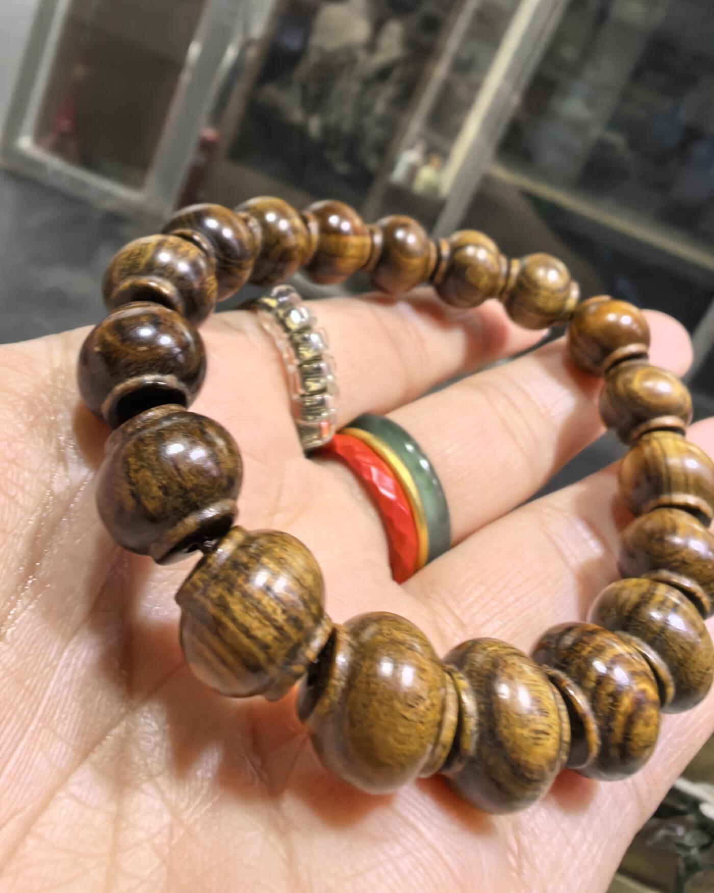 海南黄花梨灯笼手串，可可带眼，个性时尚，尺寸:1.2*1.1cm克重:15g