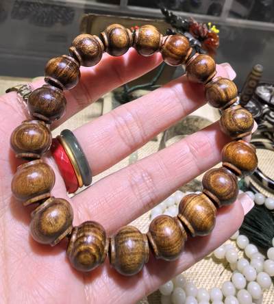 海南黄花梨灯笼手串，可可带眼，个性时尚，尺寸:1.2*1.1cm克重:15g