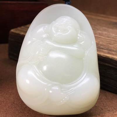 油糯霸气佛公一级白新疆和田玉作品，93.12g，弥勒佛，洒金皮，玉质油润，脂粉感十足，高浮雕工艺，开脸喜庆，饱满霸气大克重，可把可摆，苏州名家作品，有证全套包装，JL320329