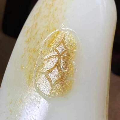 霸气财神爷脂白新疆和田玉作品，财神，105.96g，洒金皮，玉质油润，糯性一流，油糯粘手，立体圆雕工艺，雕工精湛，饱满喜庆大克重，可把可摆，苏州名家作品，有证全套包装！